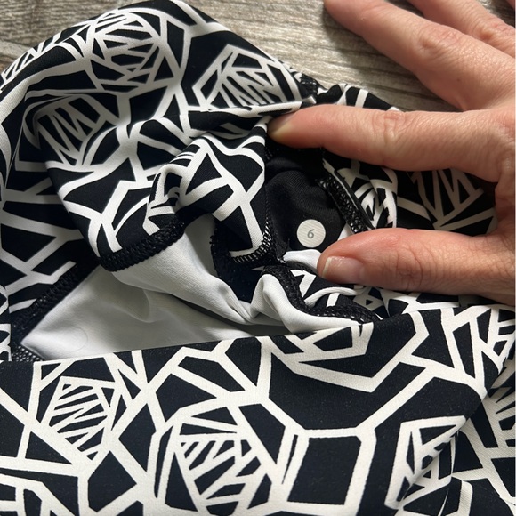 Lululemon Athletica High Times Pant, Geometric Rose Print, Black White, Size 6 - Picture 5 of 7